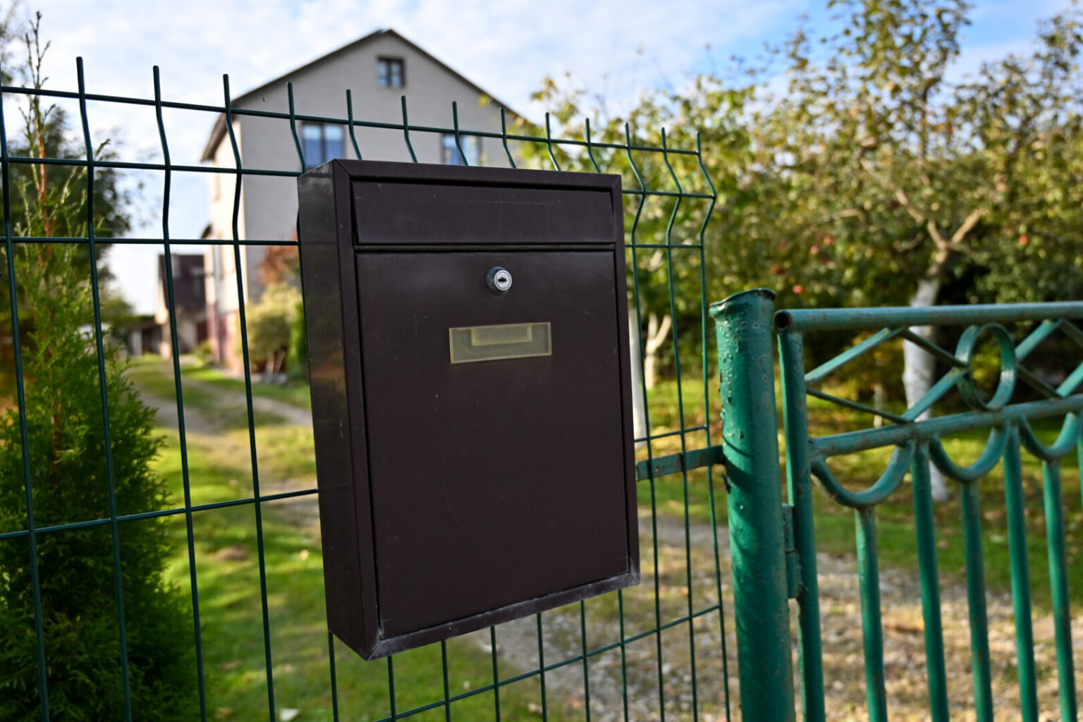 Lietuvos paštas tolsta nuo kaimo žmonių: leidiniai į kaimus dažnai pristatomi pavėluotai, neretai net po kelių dienų, o norint atsiimti siuntinį tenka sukarti ir kelias dešimtis kilometrų į miestą. Ar valstybės įmonė apleido regionus?