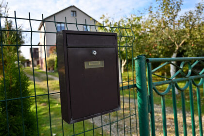 Lietuvos paštas tolsta nuo kaimo žmonių: leidiniai į kaimus dažnai pristatomi pavėluotai, neretai net po kelių dienų, o norint atsiimti siuntinį tenka sukarti ir kelias dešimtis kilometrų į miestą. Ar valstybės įmonė apleido regionus?