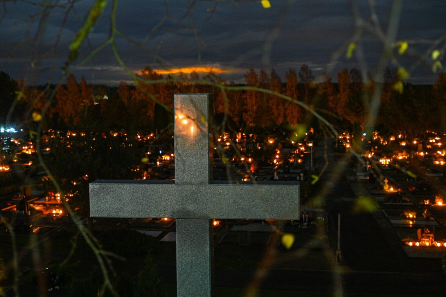 Lietuvoje ypatingos Visų Šventųjų ir Vėlinių dienos praėjo su gausiai į kapines plūstančiais artimaisiais, su įspūdingomis gėlių kompozicijomis, žvakučių jūra.