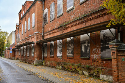 Panevėžio centre stūksantys istoriniai miesto simboliai – Juozo Masiulio knygynas ir buvęs konservų fabrikas – laukia naujų savininkų, kurie pratęstų šimtametę šių pastatų gyvavimo istoriją.