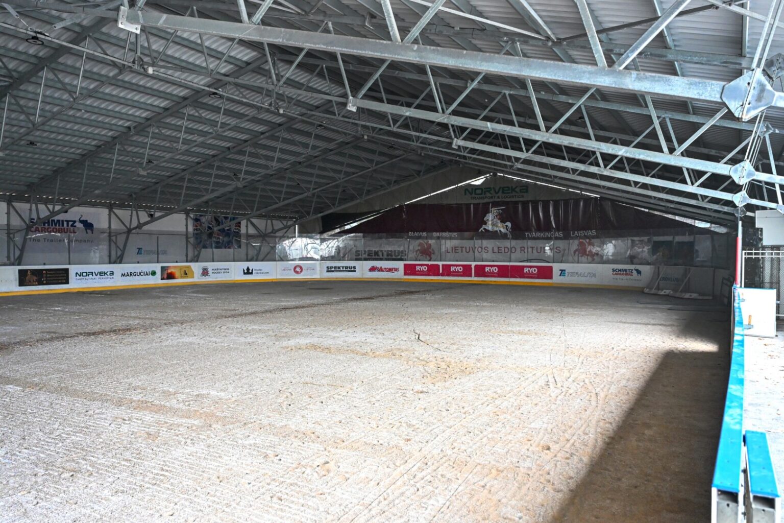 Prasidėjus kalendorinei žiemai – gruodžio 8-ąją planuojamas Panevėžio ledo arenos atidarymas. Šį sezoną arena lankytojus pasitiks ne tik ilgesniu darbo laiku, bet ir pokyčiais užkulisiuose, padiktuotais Specialiųjų tyrimų tarnybos pastabų.