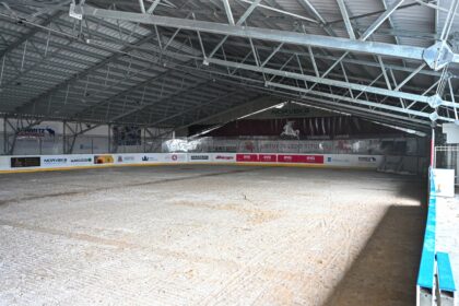 Prasidėjus kalendorinei žiemai – gruodžio 8-ąją planuojamas Panevėžio ledo arenos atidarymas. Šį sezoną arena lankytojus pasitiks ne tik ilgesniu darbo laiku, bet ir pokyčiais užkulisiuose, padiktuotais Specialiųjų tyrimų tarnybos pastabų.