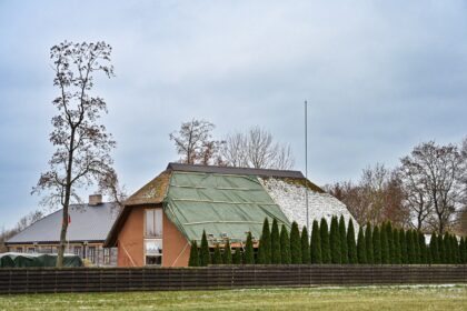 Bent jau pusę amžiaus ar dar ilgiau turėjęs tarnauti šiaudinis Upytės amatų centro stogas lietuviškas darganas ištvėrė vos dešimtmetį.