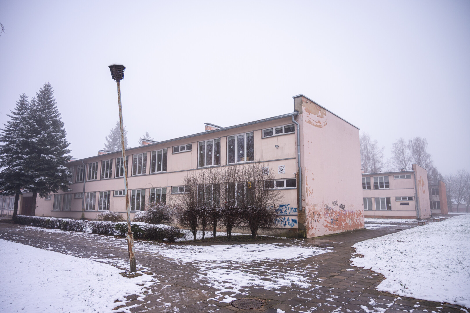 Šiuo metu apleistas atrodantis buvusios „Aušros“ progimnazijos pastatas po rekonstrukcijos bus modernus. P. ŽIDONIO nuotr.