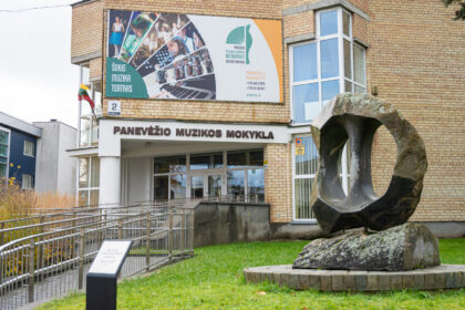 Praeitin nueina laikai, kai į antrąją gyvenimo pusę persiritusieji ilgus rudens ir žiemos vakarus leisdavo prie televizoriaus.