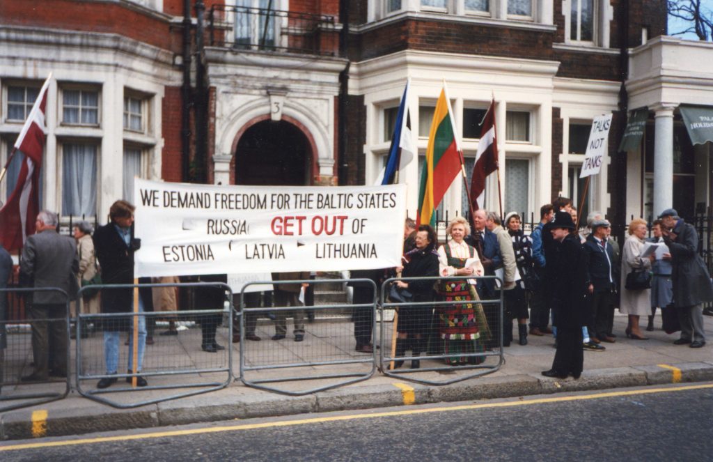 Demonstracija prie Sovietų Sąjungos ambasados Londone 1990-aisiais. LIETUVIŲ IŠEIVIJOS INSTITUTO archyvo nuotr.