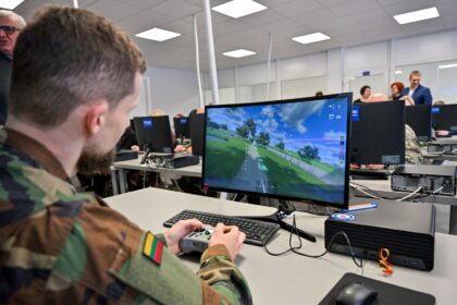 Panevėžio „Minties“ inžinerijos gimnazijoje atidaryta moderni pirmojo asmens vaizdo (FPV) bepiločių orlaivių simuliacijos klasė.