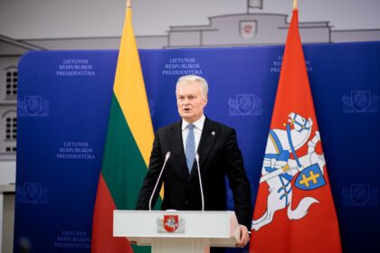 Prezidentas Gitanas Nausėda teigia suprantantis vežėjų pyktį dėl Baltarusijoje užstrigusių vilkikų, bet mano, kad jie taip pat turi suprasti, jog Lietuva šiuo metu patiria kaimyninės šalies hibridinį išpuolį.