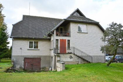 Panevėžio rajono savivaldybė jau trečią kartą bandys parduoti Paįstrio seniūnijos Teberešiškių kaime stūksantį namą, statytą kitados ypač gerbtai Gražinos ir Vidanto Grigaliūnų šeimynai.