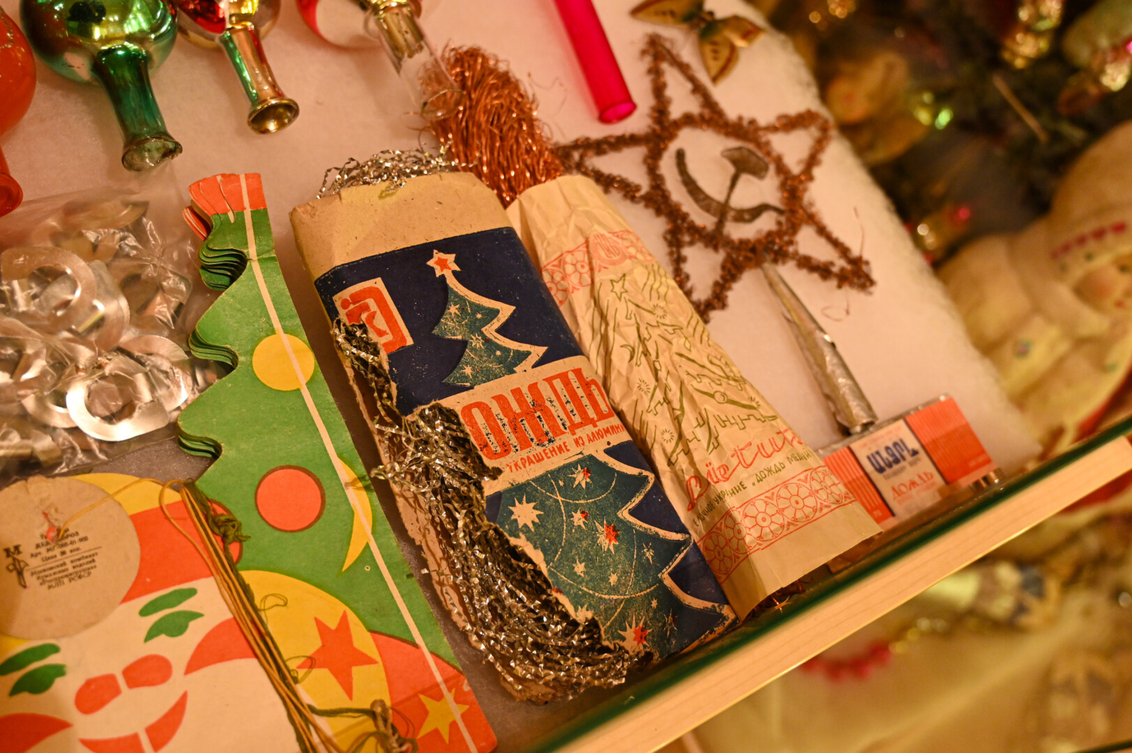 Iš Panevėžio „Lietkabelio“ gamyklos po visą Lietuvą, gal ir toliau, buvo pasklidęs eglutės papuošalas lietutis. P. ŽIDONIO nuotr.