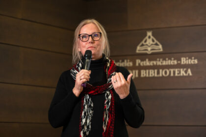 Į pilnutėlę Gabrielės Petkevičaitės-Bitės bibliotekos salę žengusi režisierė Janina Lapinskaitė trumpam sustingo – ją nuoširdžiai nustebino į susitikimą su dokumentinio kino kūrėja susirinkusi minia.