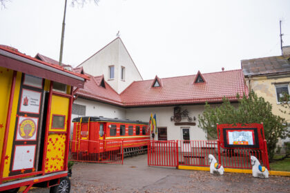 Vienas ryškiausių Panevėžio kultūros simbolių – Lėlių vežimo teatras – naujus namus kuriasi Santuokų rūmuose, o senasis, bet kada griūti galintis teatro pastatas netrukus atsidurs aukcione.