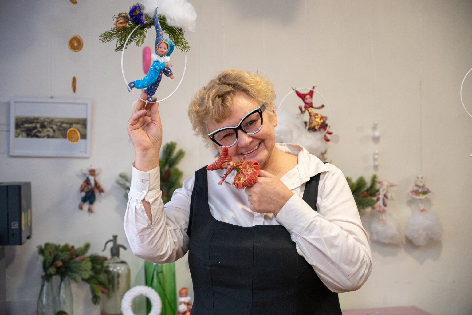 Ramygalos kultūros centro vedėjos Loretos Kubiliūnienės gyvenimas, regis, sudėliotas iš kontrastų. Kadaise tėtis nė iš tolo neprileido minties, kad dukra gyvens kaime, bet dabar Loreta sodybos ramybės nė už ką neiškeistų į miesto triukšmą.