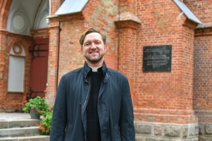 Po Ramygalos Šv. Jono Krikštytojo bažnyčios didžiuoju altoriumi slypinti kripta šiandien atgimsta iš naujo. Buvusi drėgna, šalta ir nejauki kunigų amžino poilsio vieta sutvarkyta ir pritaikyta oriam lankymui. Vienoje iš jos nišų saugomos ir iš Ramygalos kilusios Dievo tarnaitės Marijos Kazimieros Kaupaitės relikvijos.