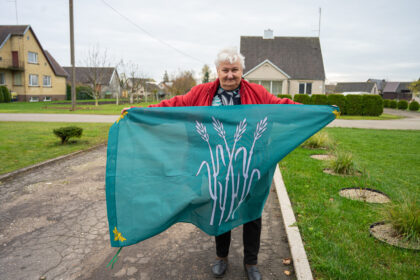 Panevėžio rajono Smilgių miestelis jau puošiasi nauju bendruomeniškumo simboliu – vėliavomis su keturiomis sidabrinėmis smilgomis.