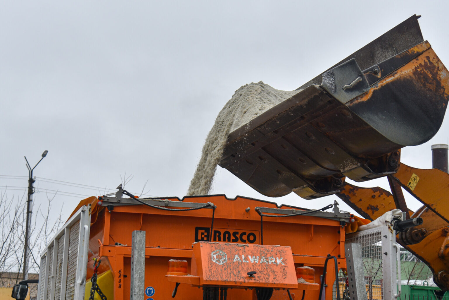 Panevėžiečiams šią savaitę spėjus pajusti, ką reiškia slidžios gatvės, miestą tvarkanti įmonė tvirtina jau išbarsčiusi 170 tonų druskos.