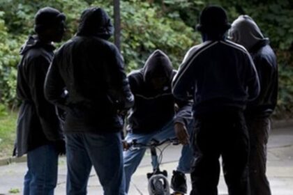 Panevėžio centre ir netgi kai kuriuose miegamuosiuose rajonuose vis dažniau pastebimos agresyviai besielgiančių paauglių grupuotės.