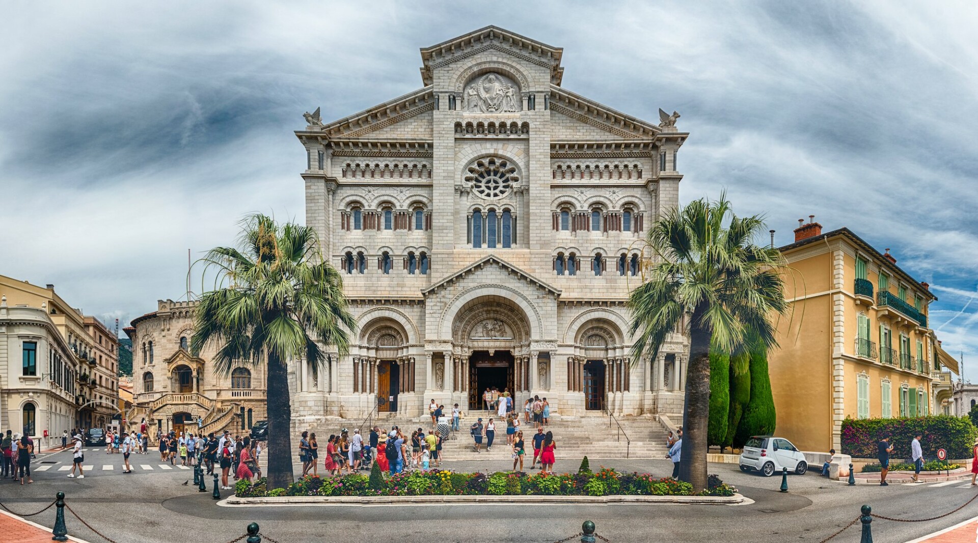 Ant kalno įsikūrusiame senamiestyje galima rasti Monako katedrą. Tai ne tik architektūros paminklas, bet ir Grimaldi šeimos mauzoliejus.