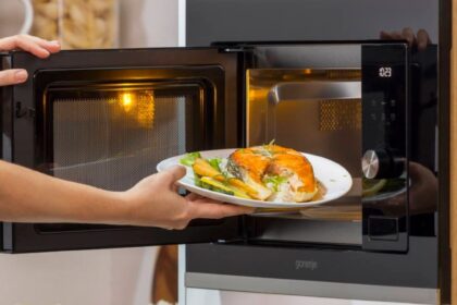 Mikrobangų krosnelė jau seniai tapo nepakeičiamu virtuvės pagalbininku.