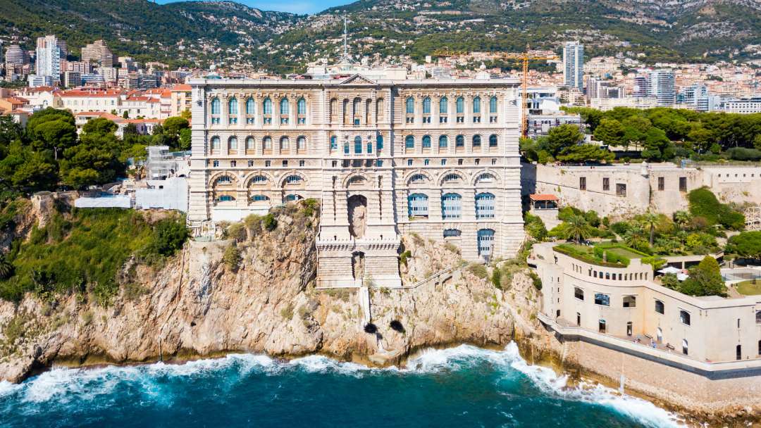 Okeanografijos muziejus, įsikūręs ant pačio uolos krašto, yra žinomas dėl savo architektūros ir turtingos kolekcijos.