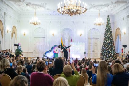 Šalies vadovas Gitanas Nausėda ir pirmoji ponia Diana Nausėdienė ketvirtadienį Prezidentūros Baltojoje salėje įžiebė Kalėdų eglę.