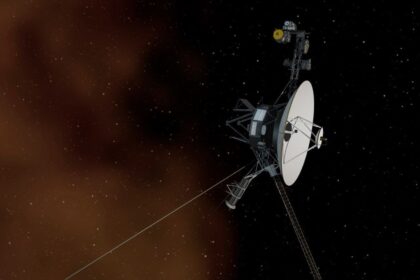 Kosminis aparatas „Voyager 1“, paleistas 1977 metais, toliau tolsta nuo Saulės sistemos ir ruošiasi pasiekti naują rekordinę ribą.