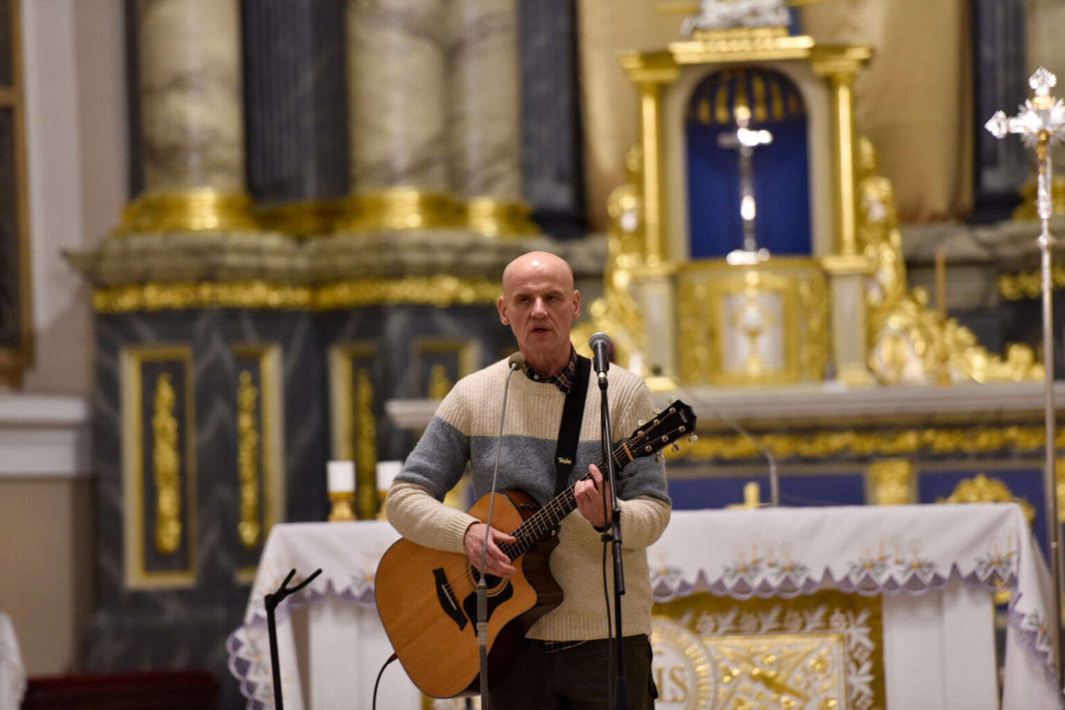 Advento tyloje į Panevėžio Šventųjų apaštalų Petro ir Povilo bažnyčią susirinko tiek žmonių, kad net nebuvo kur prisėsti. Tai, kas turėjo būti jaukus susitikimas su piligrimu, aktoriumi ir rašytoju Juozu Gaižausku parapijos salėje, virto gyvu piligrimystės vakaru po bažnyčios skliautais.