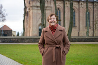 Kone tris dešimtmečius gydžiusi krekenaviškių dantis, Akvelina Pogužinskienė šiuo metu tarnauja savanoriaudama šio miestelio bažnyčioje.