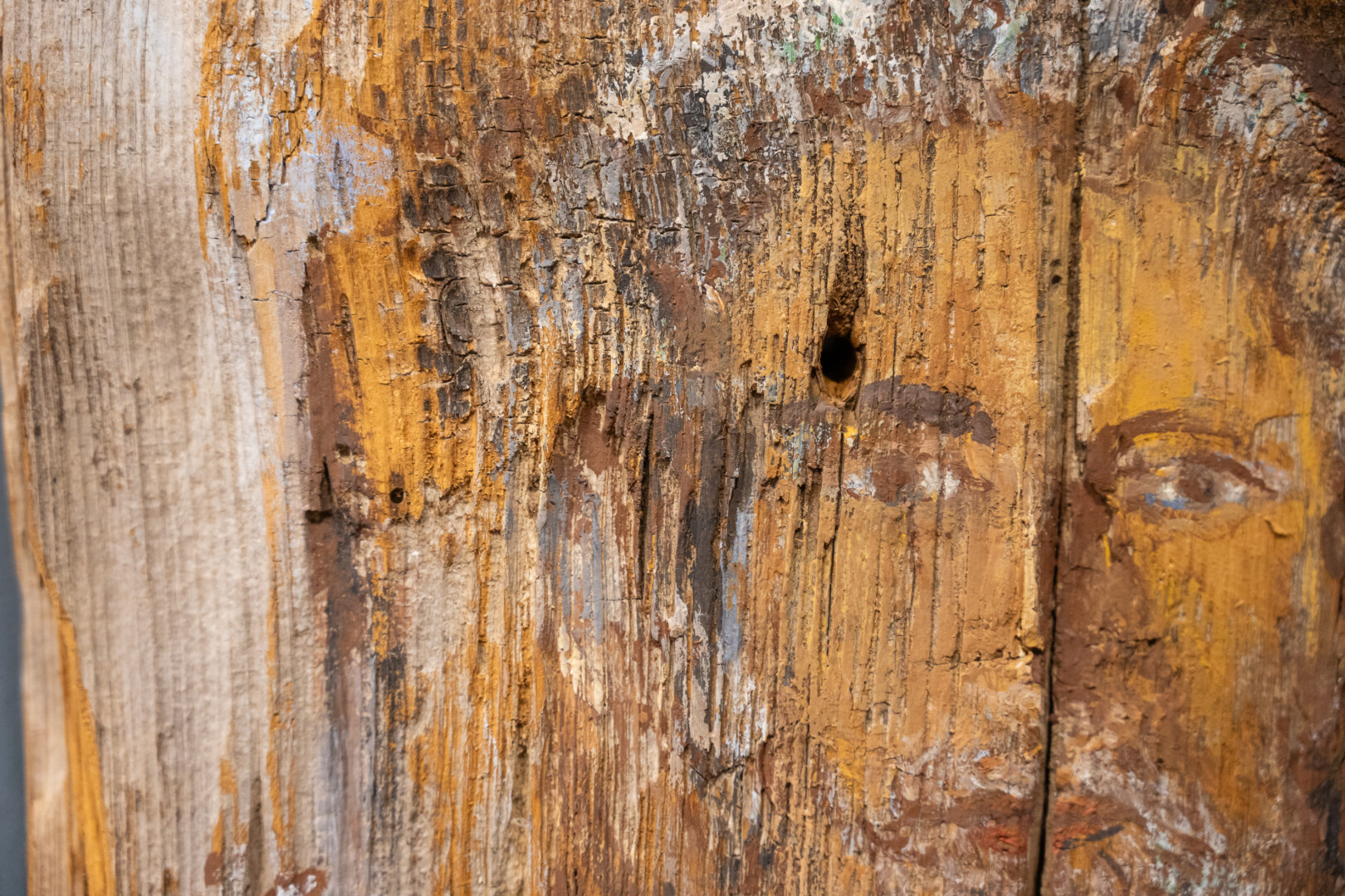 Tapant ant lentų išryškėja ir medžio rievės, ir šakų gumbai. Taigi su angelus piešiančia tautodailininke tarsi pati gamta bendrauja. P. ŽIDONIO nuotr.