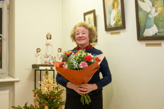 Dešimtmečius kasinėjusi žemę ir ieškojusi istorijos pėdsakų, archeologė panevėžietė Alfreda Petrulienė žvilgsnį nukreipė aukštyn ir ėmėsi tapyti, ko neįmanoma apčiuopti – angelus.