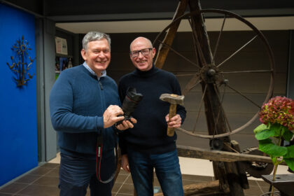 Vienintelis Panevėžio regione kryždirbys, svarbiausio tautodailininkų apdovanojimo „Aukso vainiko“ laimėtojas kalvis Saulius Kronis savo pagamintų kryžių-saulučių kolekcijos dalį pristato Panevėžio apskrities Gabrielės Petkevičaitės-Bitės viešojoje bibliotekoje. Čia veikia bendra jo ir fotografo Gintaro Lukoševičiaus paroda „Sauliaus saulutės“.