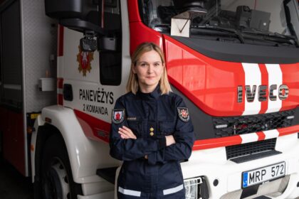 Kai Panevėžio priešgaisrinės gelbėjimo valdybos vyriausioji specialistė Gintarė Gruodė pirmą kartą paėmė į rankas aštuonių kilogramų svarmenį, vos nenugriuvo.