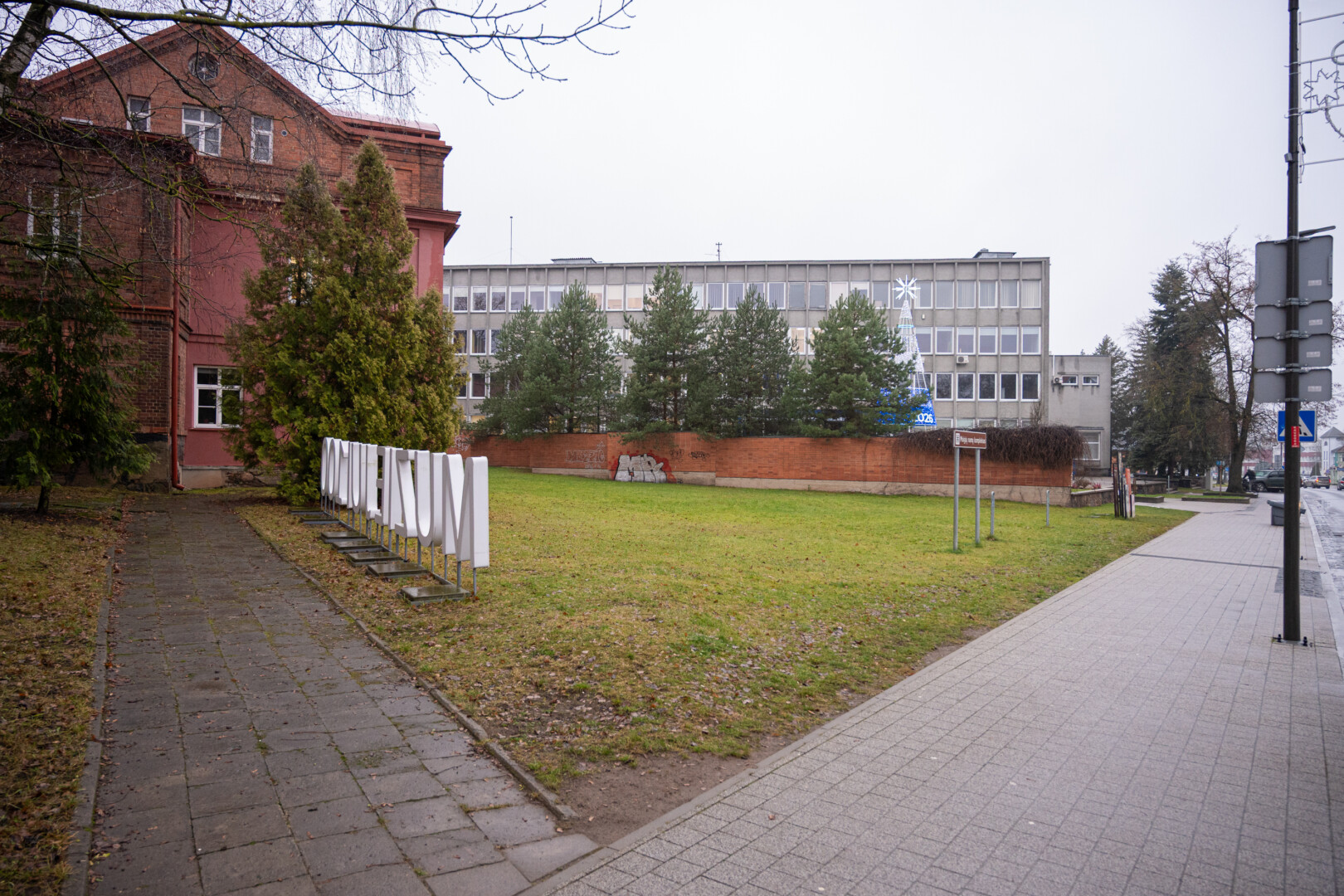 Šalia Panevėžio kraštotyros muziejaus iškils skulptūra pagerbti garsiems panevėžiečiams, tarpukario notarams Jonui Moigiui ir jo sūnui Algirdui. P. ŽIDONIO nuotr. 