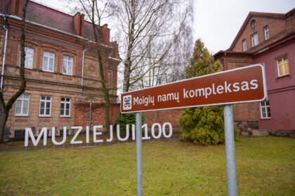 Šalia Panevėžio kraštotyros muziejaus iškils skulptūra, skirta pagerbti tarpukario notarus, aktyvius visuomenės veikėjus tėvą ir sūnų Joną ir Algirdą Moigius.