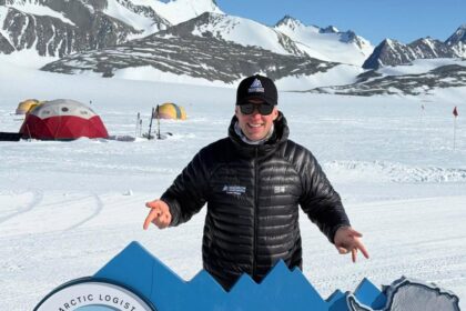 Panevėžietis Justas Narkevičius savaitgalį įkopęs į aukščiausią Antarktidoje Vinsono masyvo viršūnę tapo vienu iš vos keleto lietuvių, įveikusių Septynių viršukalnių iššūkį – pasiekusių aukščiausias viršukalnes kiekviename žemyne.