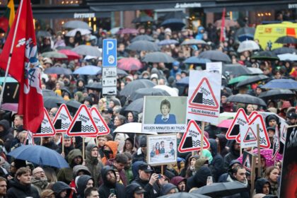 Valdantiesiems siekiant priimti Lietuvos nacionalinio radijo ir televizijos (LRT) vadovo atleidimą lengvinančias pataisas, žurnalistų bendruomenė ir Kultūros asamblėja kitą savaitę rengs tris dienas truksiantį protestą prie Seimo.