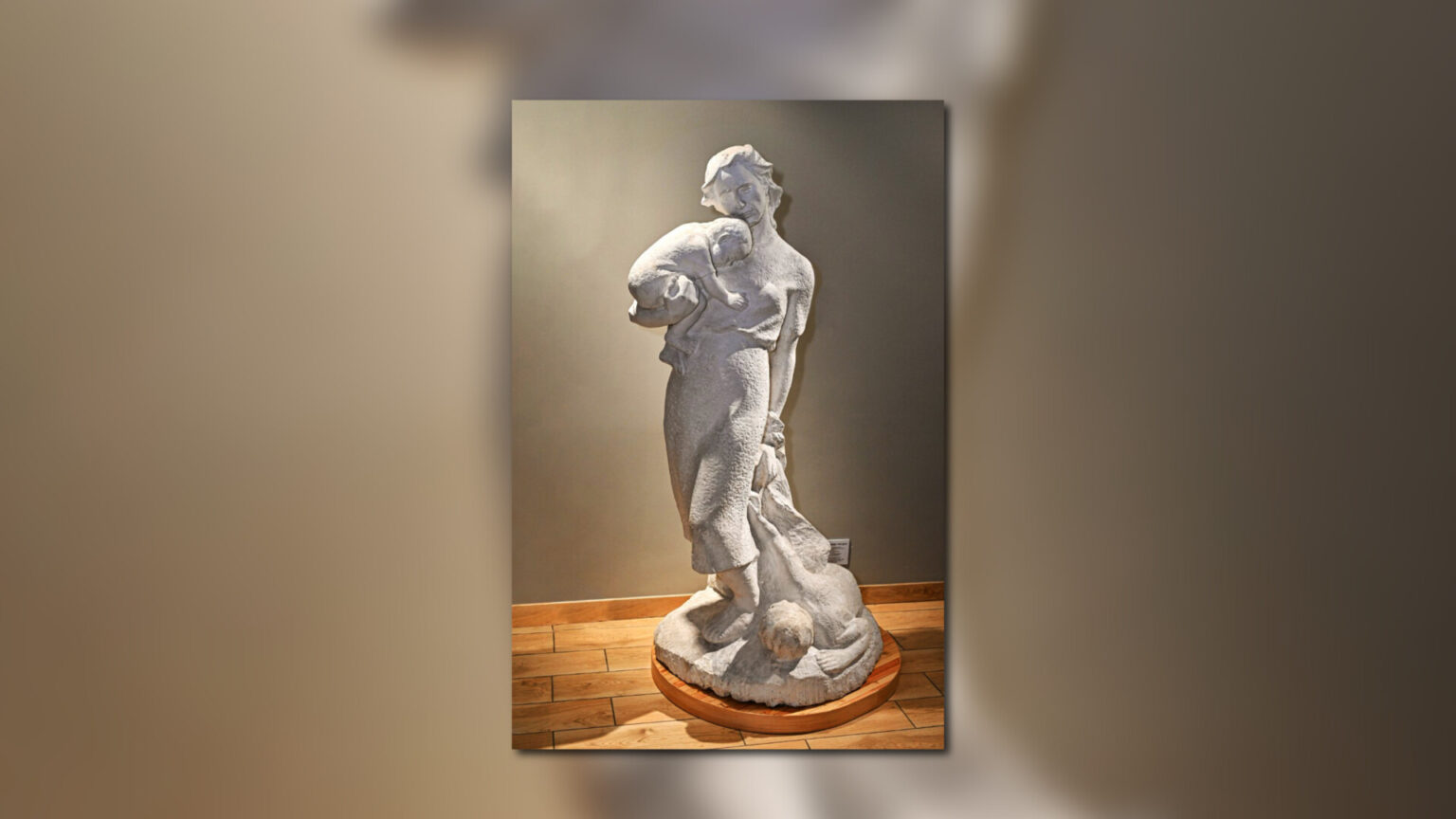 Panevėžio kraštotyros muziejuje eksponuojama Bernardo Bučo skulptūra „Karo audroje“ – vienas paveikiausių kūrinių, atspindintis neramų šių dienų pasaulį.