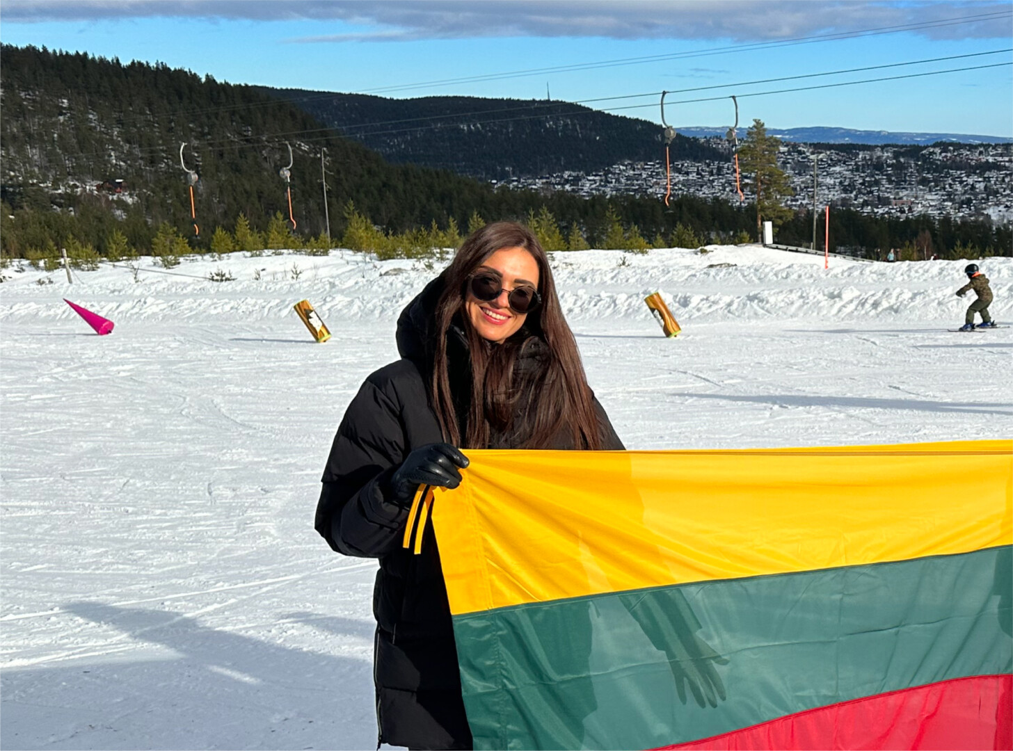 Panevėžietė Karina de Bourg į Norvegiją išvyko, kaip pati sako, pasižiūrėti, ar tikrai svetur žolė žalesnė. Nors pradžia svečioje šalyje nebuvo patepta medumi, bet sunkumai, virtę pamokomis, leido augti kaip asmenybei ir sėkmingai kilti karjeros laiptais.