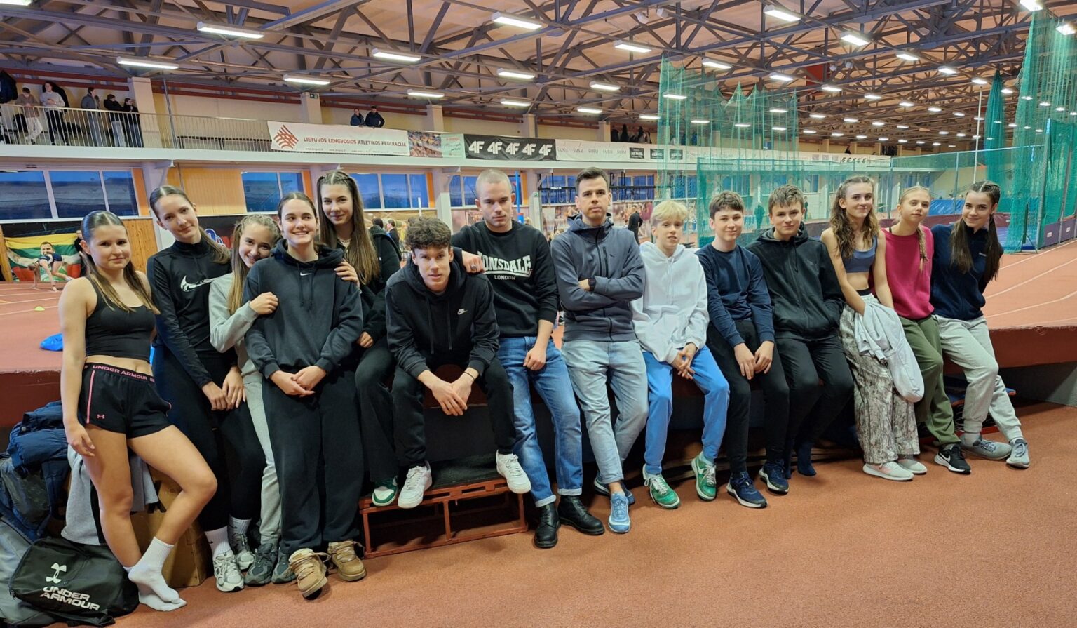 Šiaulių lengvosios atletikos ir sveikatingumo centre surengtos tradicinės miesto ir rajono lengvosios atletikos taurės varžybos „Visu greičiu pirmyn!“ subūrė gausų būrį sportininkų iš įvairių šalies miestų bei rajonų.