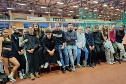 Šiaulių lengvosios atletikos ir sveikatingumo centre surengtos tradicinės miesto ir rajono lengvosios atletikos taurės varžybos „Visu greičiu pirmyn!“ subūrė gausų būrį sportininkų iš įvairių šalies miestų bei rajonų.