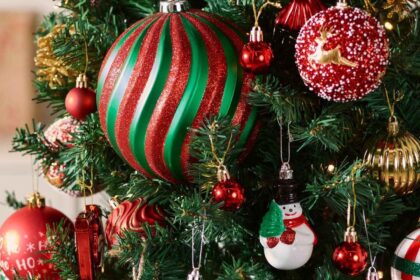 Kalėdų dekoracijos paprastai siejamos su šiluma, šeimos tradicijomis ir jaukia šventine nuotaika. Daugelis iš mūsų turi bent vieną ypatingą eglutės žaisliuką, paveldėtą iš senelių ar išsaugotą nuo vaikystės. Tačiau pasaulyje egzistuoja dekoracijų, kurių vertė tokią nostalgiją iškelia į visiškai kitą lygį – kai kurie papuošalai kainuoja daugiau nei automobiliai, butai ar net namai. Brangiausios kalėdinės dekoracijos istorijoje Kaip eilinis eglutės burbulas tampa vertas penkiaženklės ar šešiaženklės sumos? Kodėl senovinis subraižytas stiklinis paukštelis aukcionuose staiga kainuoja tūkstančius? Tai – kelionė į prabanga spindinčią Kalėdų istorijos pusę, kur šventiniai papuošalai tampa meno kūriniais, investicijomis ir net prestižo simboliais. Kalėdinių žaisliukų ištakos Kalėdos – viena laukiamiausių metų švenčių, todėl įprasta galvoti, kad jų tradicijos siekia kelis tūkstančius metų. Istorikai sutaria, kad pirmieji dokumentuoti Kalėdų medžių puošimo atvejai pasirodo apie XV–XVI a., daugiausia dabartinėje Vokietijoje, Elzase, tuomet Šventosios Romos imperijoje. Tačiau nuo ko tiksliai prasidėjo ši tradicija – neaišku. Dažnai pasakojama, kad pirmasis eglutę per Kalėdas pradėjo puošti Martynas Liuteris, protestantų reformacijos pradininkas. Esą jis, Kalėdų naktį vaikštinėdamas miške, taip susižavėjo sniegu pasidabinusiomis eglutėmis ir jame atsispindinčiomis žvaigždėmis, kad pats nusikirto medį ir namuose jį papuošė žvakėmis. Tiesa, egzistuoja ir kita versija, kuri teigia, kad pirmą kartą kalėdinė eglutė papuošta kaimyninėje Latvijoje 1510 m. Manoma, kad latvių eglutės buvo įžiebiamos per Naujuosius, o jas puošė popierinės gėlės. Tradicija puošti eglutę populiarėjo gana lėtai. Elzase, Vokietijoje, 1521 m. pirmą kartą papuošta pušis, Strasbūro katedroje eglutė Kalėdoms pirmą kartą sužibo 1539 m. O štai Anglijoje, Kanadoje ir JAV kalėdinių eglučių puošimas tapo populiarus tik XIX a. antroje pusėje. Tuo metu dauguma amerikiečių eglutę laikė pagonių simboliu, todėl toks atvykėlių iš Vokietijos ir Olandijos elgesys atrodė mažų mažiausiai keistas. Nepaisant tokio skeptiško požiūrio, amerikiečiai netrukus susižavėjo šia tradicija ir patys pradėjo ją propaguoti per kiekvienas Kalėdas. Iš pradžių eglutės buvo puošiamos žvakėmis, tačiau žmonės greitai suprato, kad ugnis, tirpstantis vaškas ir medis nėra pats geriausias derinys, todėl jas greitai pakeitė vaisiai, riešutai, meduoliai, datulės, įvairūs sausainiai, kuriuos Kalėdų dieną tėveliai leisdavo suvalgyti vaikams. Vėliau šie valgomi žaisliukai buvo pakeisti dekoracijomis iš stiklo, kurios priminė obuolius. Tik nuo XVIII a. kalėdinė eglutė pradėta puošti blizgiomis girliandomis, elektrinėmis lemputėmis ir saldainiais. Puošmenų gamintojų dinastijos Nors šiandien gali atrodyti, kad eglutės žaisliukai – sezoninis smulkusis verslas, iš tikrųjų Europoje veikia šimtmečius gyvuojančios dirbtuvės, kurios kūrė Kalėdų puošmenas dar tada, kai dabartiniai miestai buvo tik besikuriantys pramonės centrai. Vokietijoje, Čekijoje ir Šveicarijoje iki šiol yra stiklo meistrų dinastijos, kurių tradicijos perduodamos iš kartos į kartą. Šeimose nuo vaikystės mokoma pūsti stiklą, kurti ornamentus, išdažyti raštus, o dauguma procesų beveik nepakito nuo XIX a. Kai kurios dirbtuvės turi ypatingą reputaciją. Pavyzdžiui, mažos šeimos manufaktūros Laušoje gamino žaisliukus karališkosioms šeimoms, aristokratams ir elitui, o jų žaisliukai šiandien laikomi aukščiausios klasės kolekcinėmis vertybėmis. Jų kuriami papuošalai nėra tik dekoro elementai – tai šimtmečio tradicijos, meistrystės ir kultūros palikimas. Stiklo puošmenų gimimas Kalėdų eglutės puošyba, kokią pažįstame šiandien, turi gilias šaknis, siekiančias XIX a. vidurį. Būtent tada Vokietijos Laušos mieste – žinomame kaip stiklo menininkų centras – atsirado pirmieji masiškai gaminti Kalėdų eglutės žaisliukai iš stiklo. Iš pradžių jie buvo paprasti, rankų darbo, dažnai dažyti spalvotais dažais ir kabinami ant eglutės kaip šventinis akcentas. Bet Laušos meistrai sukūrė šį tą daugiau nei tik dekoraciją – jie suteikė eglutėms blizgesio, džiaugsmo ir magijos. Tradicija kabinti ant eglutės stiklo burbulus greitai išplito Europoje, ypač Vokietijoje, Prancūzijoje ir Anglijoje. Tuo metu Kalėdos buvo labiau šeimos šventė, todėl rankų darbo burbulai ne tik puošė medį, bet ir simbolizavo artimųjų meilę bei šeimos tradicijas. Šiandien šie senoviniai žaisliukai, žinomi kaip Kugel Ornaments, yra vieni rečiausių ir vertingiausių kolekcininkų trofėjų. Jie ne tik reprezentuoja XIX a. amatų meistrystę, bet ir liudija, kaip paprasti kasdieniai daiktai gali tapti istorijos liudininkais. Autentiški Kugel burbulai, priklausomai nuo būklės, amžiaus, formos ir retumo, gali kainuoti nuo kelių šimtų iki dešimčių tūkstančių dolerių. Kai kurie ypač reti egzemplioriai, kurių paviršius nepažeistas, o detalės – autentiškos, aukcionuose pasiekia rekordinę vertę. Taigi tai, kas iš pradžių buvo paprastas šventinis papuošalas, laikui bėgant tapo daug daugiau: kolekcionavimo aistra ir nostalgijos simboliu. Šiuolaikiniai kolekcininkai vertina ne tik estetines žaisliukų savybes, bet ir jų kultūrinę reikšmę: kiekvienas Kugel burbulas pasakoja istoriją apie praeities šventes, rankų darbo amatų meistrystę ir senąją europietišką Kalėdų tradiciją. Be to, šie žaisliukai tapo neatskiriama dekoratyvinių kolekcijų dalimi ir įkvėpė šiuolaikinius juvelyrus bei dizainerius kurti prabangias, vienetines dekoracijas, kurios šiandien gali kainuoti šimtus tūkstančių dolerių. Tad stiklo puošmenos gimimas XIX a. Laušoje ne tik pakeitė Kalėdų eglutės įvaizdį, bet ir padėjo sukurti pasaulinę kolekcionavimo kultūrą, gyvą iki šiol. Kolekcininkų pasaulyje Brangių Kalėdų dekoracijų pasaulis turi savą, labai uždarą ekosistemą, kurioje dominuoja aukcionai, ekspertai ir kolekcininkai, nuolat medžiojantys retus šventinius atributas. Tokiose vietose kaip „Christie’s“, „Sotheby’s“ ar specializuotuose vintažinių žaisliukų aukcionuose sprendžiama ne tik dekoracijos, bet ir jos istorijos vertė. Kainą lemia daugybė kriterijų: žaisliuko amžius, jo būklė, gamintojas, išskirtinės medžiagos, retumas ar net kilmė – pavyzdžiui, žaisliukas, kabėjęs ant karališkosios šeimos eglutės, gali kainuoti kelis kartus daugiau nei įprastas XIX a. burbulas. Aukcionų istorijoje netrūksta rekordų. Pavyzdžiui, reti Kugel burbulai, pagaminti vos keliais egzemplioriais, pasiekė 30–40 tūkst. dolerių, o juvelyrinės dekoracijos su brangakmeniais kartais viršija net gerai žinomų dailininkų paveikslų vertę. Kolekcininkų pasaulyje galioja viena taisyklė: kuo daugiau paslapties, kuo autentiškesnė istorija ir kuo geresnė būklė – tuo didesnė vertė. Tai rinka, kur Kalėdos ne tik švenčiamos, bet ir įkainojamos – kartais stulbinamomis sumomis. Kai Kalėdos tampa prabanga Kalėdų dekoracijų pasaulyje netrūksta ir ekscentriškumo. Kai kurie dizaineriai ir juvelyrai nusprendė perkelti Kalėdų puošmenas į prabangos pasaulį, kur jos virto unikaliomis meninėmis instaliacijomis, aukščiausio lygio amatų ir kūrybiškumo pavyzdžiais. Šie objektai jau ne tik puošia eglutes – jie tampa investicijomis, kolekcininkų vertybėmis ir galerijų eksponatais. Viena įspūdingiausių prabangių dekoracijų yra 2 metrų aukščio eglutė iš gryno aukso, sukurta Japonijos juvelyrų namų „Ginza Tanaka“. Šiai kūrybinei instaliacijai panaudota apie 19 kilogramų ultragryno aukso vielos, o rinkos kaina ši auksinė eglutė įvertinta maždaug 1,8 milijono JAV dolerių. Eglutės konstrukcija ir detalumas pabrėžia, kad tai – tikras juvelyrikos šedevras. Dar vienas pavyzdys – legendinis žaisliukas, pagamintas iš 18-os karatų baltojo aukso, papuoštas daugiau nei 1 500 deimantų ir 188 rubinais. Šis brito juvelyro kūrinys yra vienas brangiausių kada nors pagamintų eglutės žaisliukų istorijoje. 2009 m. jo vertė siekė daugiau nei 136 000 JAV dolerių! Šis modernus eglutės žaisliukas pristato, kaip Kalėdų simboliai gali būti meno objektu bei investicija viename. Šį unikalų kūrinį sukūrė britų juvelyras Markas Hasis. Kiekvienas brangakmenis kruopščiai atrinktas, o burbulas sukurtas taip, kad maksimaliai išryškintų šviesos žaismą ir spindesį. Pagaminti šį juvelyrikos šedevrą truko daugiau nei metus. Kiekviena detalė, kiekvienas akcentas buvo apgalvotas, siekiant sukurti objekto vientisumą, grožį ir unikalumą. Kodėl šis žaisliukas toks vertingas? Tai vienintelis egzempliorius – ne serijinė produkcija, o unikalus meno kūrinys, kurio analogų pasaulyje nėra. Šiuolaikiniai dizainai Šiandien garsūs mados ir juvelyrikos namai kuria limituotas kolekcijas, kurios išperkamos dar net nepradėjus šventinio sezono. „Swarovski“ metinės figūrėlės – vienas žinomiausių pavyzdžių. Kiekvienais metais pristatomas vienas naujas kristalų burbulas, kuris po kelerių metų tampa kolekcininkų svajone, o pirmieji serijos modeliai – tikra investicija. „Tiffany & Co.“ kasmet pasiūlo eglutės žaisliukų, pagamintų iš sidabro, o jų minimalistinis dizainas ir ribotas skaičius užtikrina didelę paklausą tarp prabangos kolekcininkų. Krištolo meistrai „Lalique“ ir „Baccarat“ kuria prabangias dekoracijas, kurios neretai labiau primena muziejaus eksponatus nei įprastus eglutės papuošalus. Kiekviena limituota serija gaminama tik vieną sezoną, o pasibaigus gamybai, kainos rinkoje kyla dešimtimis kartų. Taip šiuolaikiniai prekių ženklai suteikia modernumo natūraliai tradicijai, paversdami Kalėdų puošmenas subtiliais dizaino objektais. Sidabrinė klasika tapo kolekcionavimo fenomenu Vienas iš labiausiai atpažįstamų modernių kolekcionuojamų kalėdinių žaisliukų yra „Gorham“ sidabro snaigės – kasmet leidžiamas dizainas, kuris tapo daugelio šeimų ir kolekcininkų tradicija. „Gorham“ – vienas garsiausių JAV sidabro gamintojų – nuo 1970 m. kasmet pristato savo snaigę, sidabrinį eglutės žaisliuką. Tai ne praeities amato reliktas, o moderni tradicija, kuri per daugiau nei penkiasdešimt metų sukaupė savo gerbėjų: kiekviena žaisliukų serija pažymėta metais, supakuota originalioje dėžutėje, su brošiūra ir nurodytu kasmetiniu numeriu. Dėl šio nuoseklumo ankstyvieji egzemplioriai, ypač nepaliesti, su etiketėmis, yra labiau pageidaujami tarp kolekcininkų. Pirmąjį tokį žaisliuką sukūrė dizaineris Ričardas Maijela 1970 m. Jis planavo papuošalus pardavinėti už keliolika dolerių, bet idėja susilaukė didžiulės paklausos ir nuo tada kiekvienais metais pasirodo naujas, unikalus snaigės raštas. Daugiau nei pusę amžiaus leidžiamos snaigės šiek tiek skiriasi: kai kuriuose leidimuose matyti įmantrūs, ploni perforuoti raštai, kituose – reljefinės, dvisluoksnės kompozicijos. „Gorham“ snaigė yra puikus įrodymas, kad vertinga kalėdinė dekoracija nebūtinai reiškia prabangų vienetinį juvelyrinį kūrinį – kartais vertė gimsta iš nuoseklumo, prekinio ženklo reputacijos ir kolekcionavimo praktikos. Nors „Gorham“ papuošalai reklamuojami kaip kolekciniai ir turi sentimentalią vertę, jie retai pasiekia tokias sumas, kokias matome aukcionuose, kuriuose parduodami vienetiniai juvelyriniai žaisliukai ar XIX a. stikliniai Kugel. Kalėdos kosmose Nors Tarptautinėje kosminėje stotyje (ISS) dirbantys astronautai gyvena pagal griežtą dienotvarkę, per šventes ir jie randa būdų sukurti nors simbolišką Kalėdų nuotaiką. Tai tapo savotiška tradicija, tęsiama jau ne vieną dešimtmetį. ISS įgulos nariai dažnai papuošia aplinką nedideliais šventiniais atributais: ant sienų kabinamos lengvos popierinės girliandos, mažos dirbtinės eglutės, šalia darbo vietų pritvirtinamos kalėdinės kojinės, atsiranda vietos ir šeimos nuotraukoms su kalėdiniais motyvais. Šie daiktai į stotį dažnai atkeliauja kartu su siuntiniais, kuriuos NASA ar privataus transporto bendrovės pristato specialiomis progomis. Tokiose pakuotėse būna ir simbolinių dovanų arba mažų dekoracijų, parinktų tam, kad primintų Žemę ir suteiktų emocinį ryšį per šventes. Vienas įdomiausių istorinių pavyzdžių – 1973 m. misija „Skylab 4“. Trys astronautai, 84 dienas vykdę misiją, pasigamino Kalėdų eglutę iš tuščių maisto skardinių. Ši improvizuota eglė, dekoruota tuo, ką įgula rado kosminiame laive, tapo vienu pirmųjų dokumentuotų atvejų, kai žmonės kosmose pabandė sukurti kalėdinę atmosferą. Eglutė simbolizavo ne tik šventę, bet ir kūrybiškumą bei gebėjimą išlaikyti tradicijas net toli nuo Žemės. Nors kosminėse stotyse dėl saugumo reikalavimų niekada nebuvo kabinamos stiklinės dekoracijos, eglutės – tikros ar simbolinės – orbitoje egzistavo. Kartais jos buvo miniatiūrinės ir atsivežtos iš Žemės, o kartais – sukurtos vietoje iš to, kas buvo po ranka. Tokie paprasti gestai primena, kad net 400 kilometrų virš Žemė Kalėdos vis tiek randa kelią į žmonių širdis. Pirmasis popierinis Kalėdų atvirukas Kalėdų atvirukai šiandien yra įprasta šventinės komunikacijos priemonė: siunčiame draugams, giminaičiams, kartais kolegoms. Tačiau viskas prasidėjo nuo vieno ypatingo kūrinio, kuris šiandien kainuoja tūkstančius dolerių. Pirmasis pasaulyje komerciškai išleistas Kalėdų atvirukas sukurtas 1843 m. britų menininko Džono Kolkuto Horslio. Šis atvirukas žymi svarbų etapą Kalėdų istorijoje: jis buvo pirmasis spausdintas ir parduotas masinėje rinkoje. Atvirukas vaizdavo šeimos sceną – motiną, tėvą, vaikus – ir dekoruotas meninėmis detalėmis, kurios tų laikų žmonėms atrodė itin šventiškos ir estetiškai patrauklios. Nors tuo metu atvirukų tiražas buvo palyginti mažas, iš visos serijos išliko vos keli autentiški egzemplioriai, todėl šiandien jie itin reti ir vertingi. Aukcionuose tokie istorijos liudininkai parduoti už 28–30 tūkstančių JAV dolerių. Kodėl šis paprastas popierinis atvirukas sulaukė tokio pripažinimo? Pirmiausia todėl, kad tai pirmasis oficialus Kalėdų atvirukas pasaulyje – muziejinė retenybė, simbolizuojanti istorinę akimirką, kai Kalėdos iš šeimos ar bendruomenės šventės tapo masine, visuomeniškai pripažinta švente. Atviruko išlikimas beveik du šimtmečius suteikia jam ne tik materialią, bet ir emocinę, kultūrinę vertę. Horslio kūrybos Kalėdų atvirukas ne tik pradėjo naują šventės tradiciją, bet ir padėjo formuoti pasaulinę Kalėdų ikonografiją, kuri gyva iki šiol. Karališkosios tradicijos Britų karališkoji šeima turi ilgametį ir reikšmingą ryšį su Kalėdų eglutės tradicija. Manoma, kad pirmąjį dekoruotą Kalėdų medį XVIII a. pabaigoje papuošė Anglijos karalienė Šarlotė – ji apie 1800 metus rūmuose per Kalėdas pastatydavo eglutę, puoštą saldainiais, vaisiais ir popierinėmis dekoracijomis. Ši idėja tuomet buvo egzotiška ir neįprasta, tačiau iš tikro ši tradicija suklestėjo XIX a. viduryje, kai karalienė Viktorija ir jos vyras princas Albertas – kilęs iš Vokietijos, kur eglutės puošimas jau buvo giliai įsišaknijęs – pavertė šį paprotį visos šalies mados dalimi. Būtent jų šeimos šventinės nuotraukos, publikuotos spaudoje, padarė dekoruotą eglutę neatsiejama Britanijos Kalėdų dalimi. Šiandien karališkosios rezidencijos, ypač Vindzoro rūmai, kasmet atveria duris lankytojams, kad šie galėtų išvysti įspūdingas, kelių metrų aukščio eglutes, puoštas specialiai parinktais žaisliukais ir karališka estetika. Su šia puošyba susijusi ilgametė tradicija ir institucija – „Royal Collection Trust“, sauganti didžiausią pasaulyje privačią meno ir istorinių objektų kolekciją, priklausančią monarchui. Tarp jų – paveikslai, ikonografiniai dokumentai, baldai, papuošalai ir daugybė kitų kultūrinės vertės daiktų, susijusių tiek su praeities, tiek su dabarties karališkąja buitimi. Vis dėlto, nepaisant to, kad karališkieji rūmai kasmet puošiami šventiniais akcentais, o pati karališkoji šeima įtvirtino eglutės puošybos madą, nėra duomenų apie tai, kad būtų išlikusi ar oficialiai dokumentuota senovinių stiklo žaisliukų kolekcija, turinti tiesioginį ryšį su karališkąja šeima. Dirbtinės eglutės atgimimas Kalėdų eglutės tradicija XIX amžiuje patyrė tikrą perversmą – atsirado dirbtinės eglutės, kurios šiandien kolekcininkų akyse tampa tikromis retenybėmis. Keista istorija iš aukcionų pasaulio iliustruoja šį fenomeną: senovinei, labai paprastai dirbtinei eglutei, pirktai vos už kelis centus ir laikytai beverte, patekus į ekspertų rankas paaiškėjo, jog tai esanti XIX a. reta Vokietijos gamybos eglė. Aukcione ši retenybė buvo parduota už daugiau nei 4 000 JAV dolerių, ir tai tik maža dalis kolekcinės vertės, kurią gali turėti tokie objektai. Kodėl šios eglutės tokios brangios? XIX a. gamybos dirbtinės eglutės buvo kuriamos nedideliais kiekiais, rankų darbo, dažnai naudojant tikras žąsų plunksnas, kurios suteikdavo natūralumo, arba rankų darbo metalinius karkasus, kurie formavo stabilų, bet lankstų eglutės pagrindą. Kiekviena tokia eglutė buvo unikali – skyrėsi plunksnų spalvos, šakelių ilgis, metalinės detalės. Dėl to net paprastos pirmosios dirbtinės eglutės šiandien vertinamos kaip istorijos liudininkės ir meno kūriniai. Pagal užsienio spaudą parengė Reda OSTEIKAITĖ