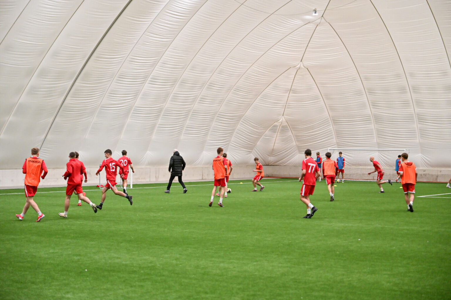 Panevėžyje duris atvėrė naujas sporto objektas – beveik 9 tūkst. kv. m ploto pripučiamas futbolo maniežas, įrengtas Beržų progimnazijos stadione.