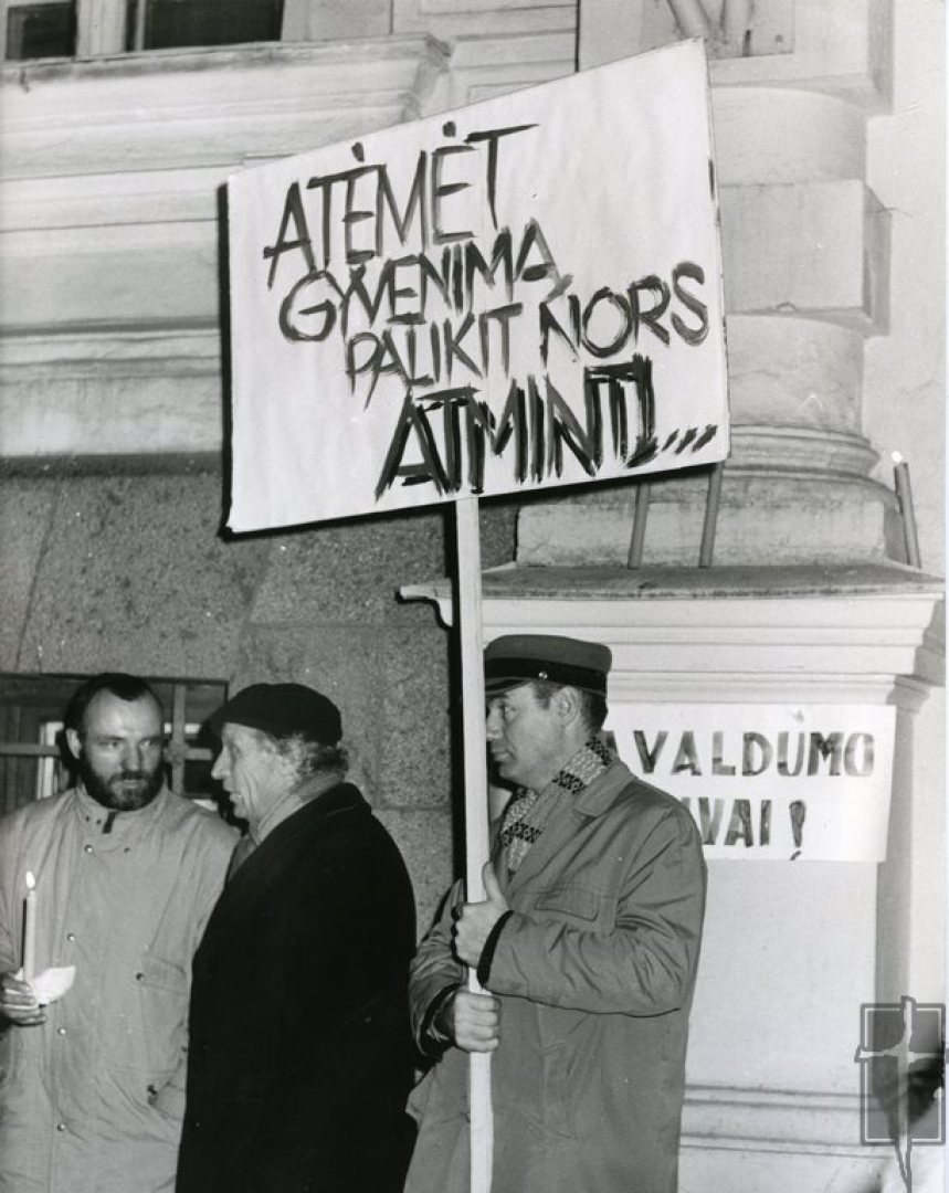 Lietuvos persitvarkymo sąjūdžio piketas prie Lietuvos SSR valstybės saugumo komiteto pastato Vilniuje dėl KGB dokumentų išsaugojimo. 1990 metų sausis. OKUPACIJŲ IR LAISVĖS KOVŲ MUZIEJUS, RF1186.