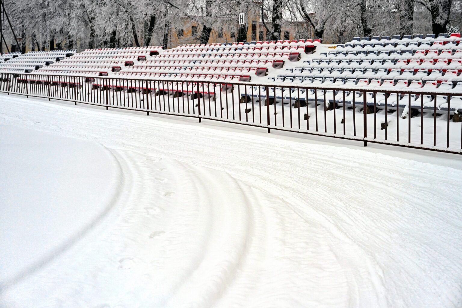 Panevėžyje daugėja žiemos pramogų. Greta ledo arenos „Aukštaitijos“ stadione įrengiama ir trasa slidininkams.