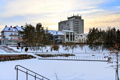 Aukštaitijos sostinėje nekilnojamojo turto rinka verda – skelbimai apie parduodamus butus greitai dingsta, priemiesčiai plečiasi, o anksčiau prestižiniu laikytas Rožyno kvartalas praranda populiarumą.