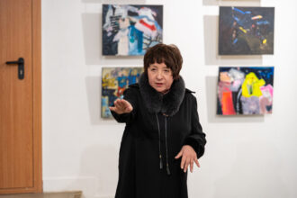 Panevėžietė tapytoja Irina Nosova naujausioje parodoje „Atiduotuvė. Panevėžys“ siūlo žiūrovui pažvelgti ne į žmonių veidus, o į jų paliktus daiktus.