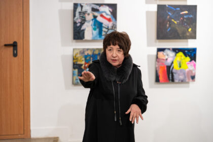 Panevėžietė tapytoja Irina Nosova naujausioje parodoje „Atiduotuvė. Panevėžys“ siūlo žiūrovui pažvelgti ne į žmonių veidus, o į jų paliktus daiktus.