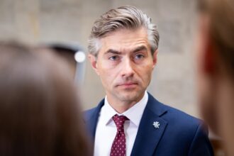 Daliai Europos Sąjungos (ES) valstybių prakalbus apie galimybę derantis dėl taikos Ukrainoje atnaujinti dialogą su Rusija, užsienio reikalų ministras Kęstutis Budrys tokius siūlymus vertina kritiškai.