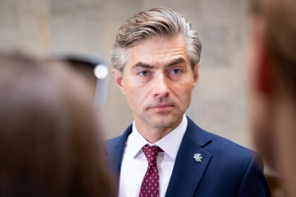 Daliai Europos Sąjungos (ES) valstybių prakalbus apie galimybę derantis dėl taikos Ukrainoje atnaujinti dialogą su Rusija, užsienio reikalų ministras Kęstutis Budrys tokius siūlymus vertina kritiškai.