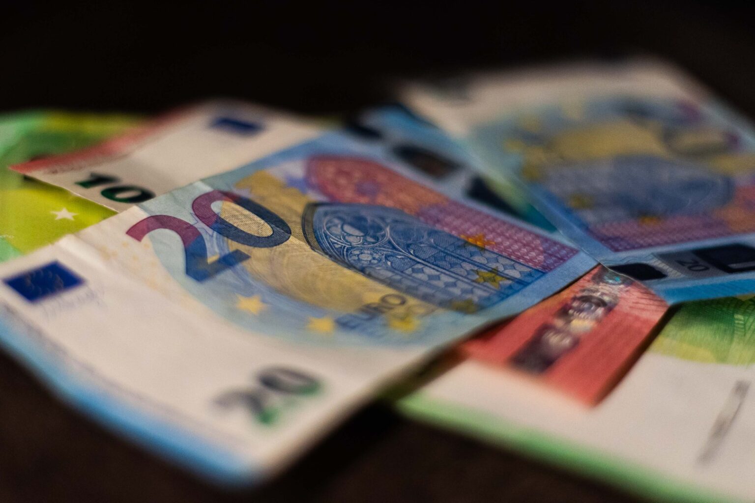 Nuo sausio įsigalioja Seimo pernai priimtos mokesčių ir pensijų sistemos reformos. Biudžeto surinkimą didins naujas draudimo sutarčių, saldintų gėrimų apmokestinimas, taip pat – mokestinės įplaukos po tikėtino vartojimo šuolio, gyventojams imant leisti iš pensijų fondų atsiimtas lėšas.